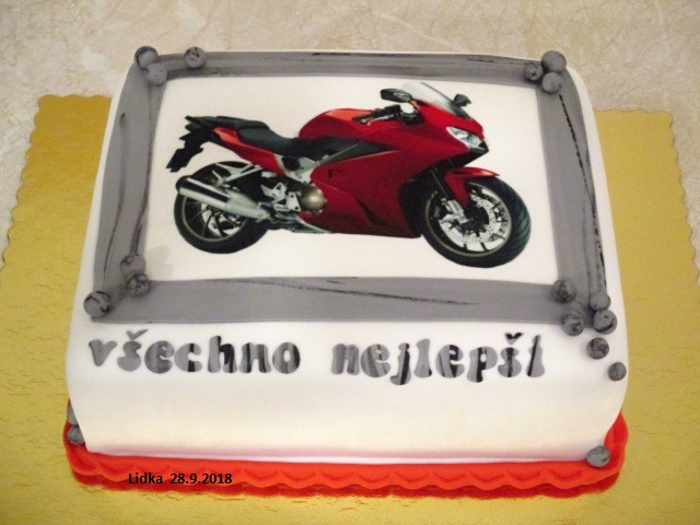 S červenou motorkou